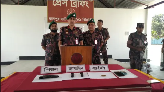 চাঁপাইনবাবগঞ্জে অস্ত্রসহ দুই ভাইকে আটক করেছে বিজিবি