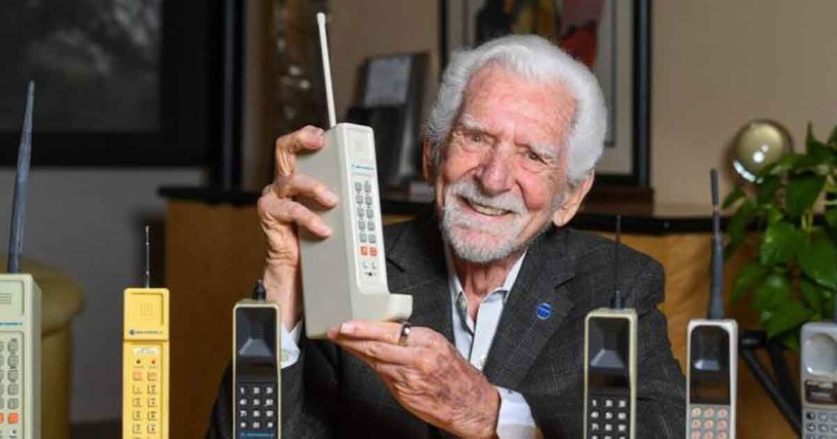 স্মার্টফোনে মানুষের আসক্তি দেখে বিরক্ত মোবাইল আবিষ্কারক