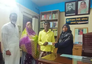 ভোলাহাটে বজ্রপাতে নিহত পরিবারকে অর্থ সহায়তা