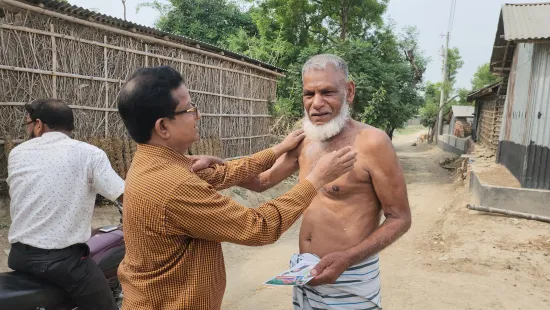 শিবগঞ্জে লিফলেট বিতরণ করলেন ডা. শিমুল এমপি