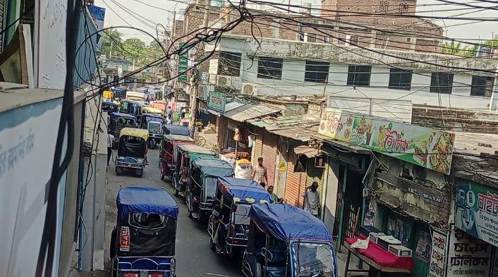 শিবগঞ্জে মনাকষা  মোড় থেকে সড়ক তীব্র যানজট