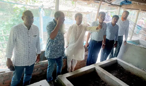 শিবগঞ্জে ভার্মি কম্পোস্ট খামার পরিদর্শন