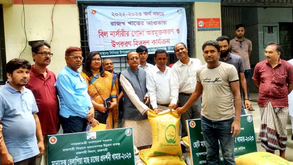 নাচোলে মৎস্য চাষিদের মধ্যে উপকরণ বিতরণ