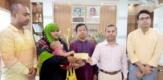 শিবগঞ্জে ক্যান্সার আক্রান্ত এক রোগীকে সহায়তা দিলেন ডা. শিমুল এমপি