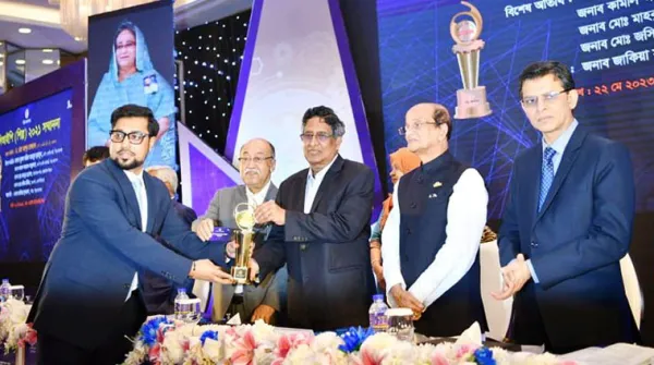 কৃষিমন্ত্রীর হাত থেকে সিআইপি পদক নিলেন চাঁপাইনবাবগঞ্জের মাহবুব আলম