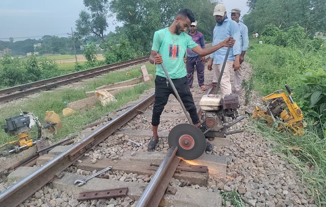 ব্রাহ্মণবাড়িয়ায় কাটা হচ্ছে বেঁকে যাওয়া রেললাইনের ৮টি অংশ