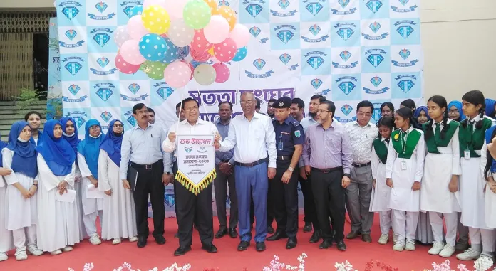 চাঁপাইনবাবগঞ্জের মতো সৎ লোক খুঁজে পাইনি : দুদক কমিশনার