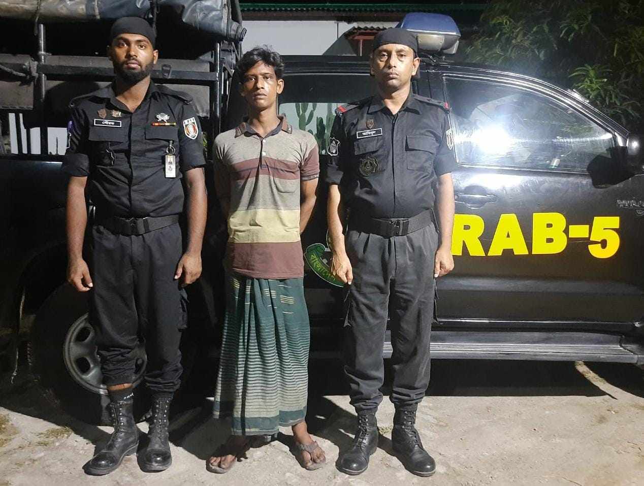 চাঁপাইনবাবগঞ্জে বোমা তৈরীর সরঞ্জাম সহ গ্রেফতার-১