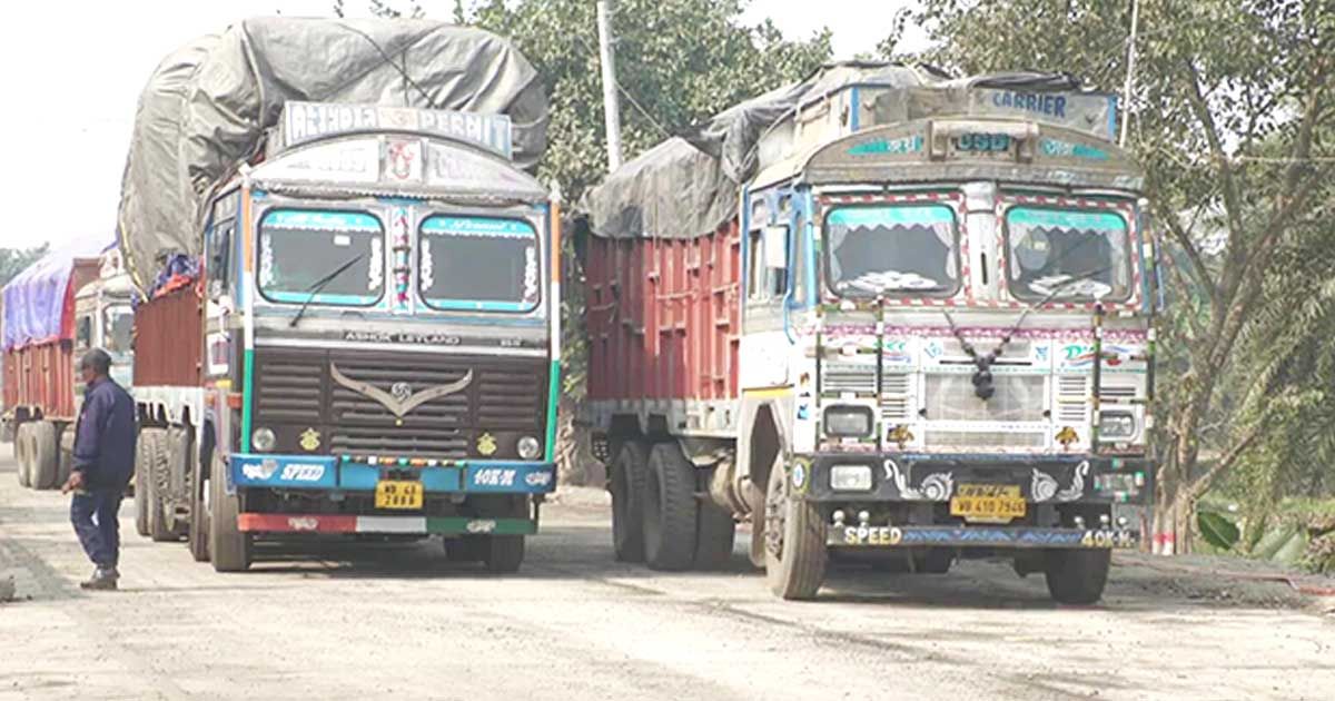 দেশের কাঁচামরিচে বাজারে আগুন,আমদানি শুরুর দিনেই এলো ১১ ট্রাক কাঁচামরিচ, কমবে দাম