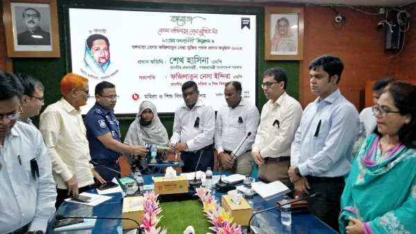 জেলায় ৪০ নারীকে সেলাইমেশিন ও ৪০ জনকে ৮০ হাজার টাকা প্রদান