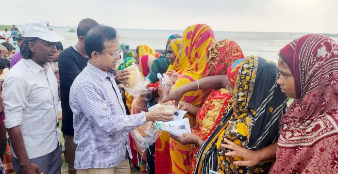 পাঁকায় ১২০০ পরিবারে শুকনো খাবার বিতরণ শিমুল এমপির