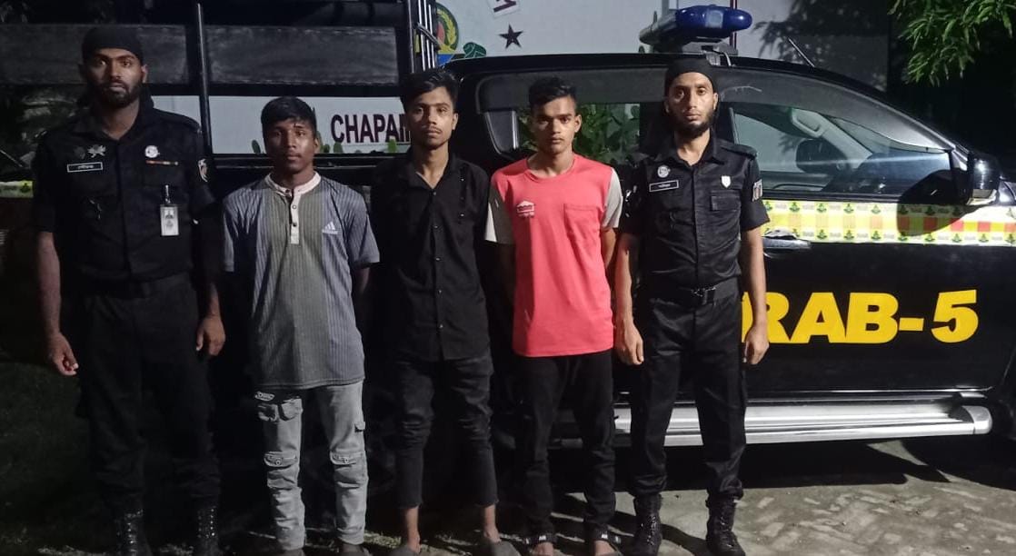 চাঁপাইনবাবগঞ্জ র‌্যাব-৫ কর্তৃক কিশোর গ্যাং এর ০৩ জন সক্রিয় সদস্যকে গ্রেফতার।