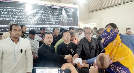 শিবগঞ্জে সমাজসেবা অফিসের অনুদানের চেক বিতরণ