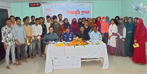 প্রয়াসের শিক্ষাবৃত্তি প্রদানকালে শিক্ষার্থীদের পুলিশ সুপার : না বুঝে না জেনে লাইক শেয়ার করবে না