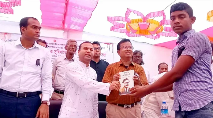 শিবগঞ্জে মতবিনিময় ও পুরস্কার বিতরণ