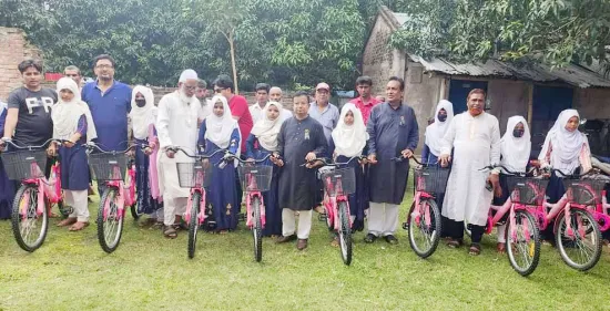 শিবগঞ্জে বাইসাইকেল ভ্যানগাড়ি ও নগদ অর্থ বিতরণ