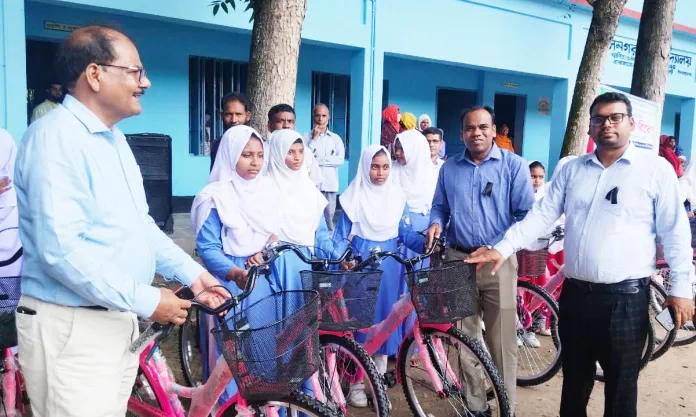 সুন্দরপুর ইউপির ৫ বিদ্যালয়ের ৪৪ শিক্ষার্থী পেল বাইসাইকেল