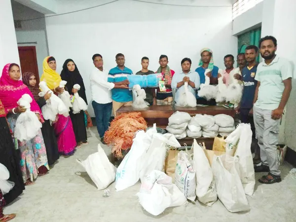 গোমস্তাপুরে প্রয়াসের সদস্যদের মধ্যে উপকরণ বিতরণ