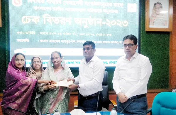 ২৮টি স্বেচ্ছাসেবী সংগঠনের মধ্যে সমাজ কল্যাণের চেক বিতরণ
