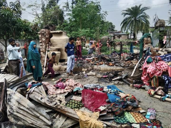 নাচোলে অগ্নিকাণ্ডে পুড়ে গেছে একটি বাড়ি