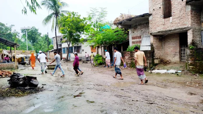 অল্প বৃষ্টিতেই নাকাল শিবগঞ্জ পৌরসভার রসুলপুর পশ্চিমপাড়াবাসী