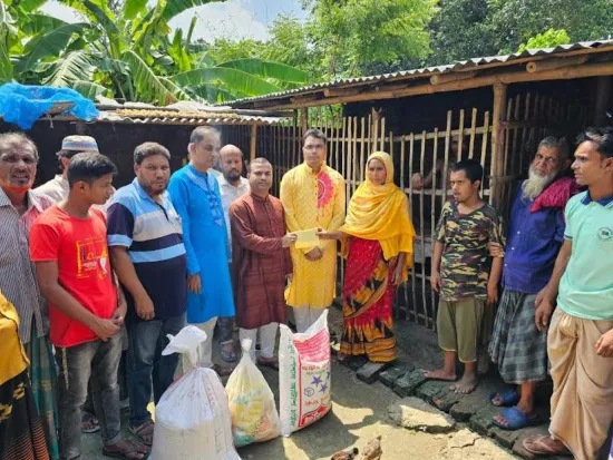 খাদ্যসামগ্রি নিয়ে মানসকি প্রতিবন্ধী দুই শিশুর পাশে শিবগঞ্জের ইউএনও