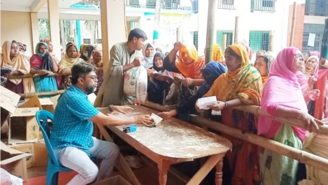 শিবগঞ্জে টিসিবির পণ্য বিক্রি শুরু
