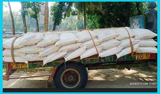 তানোরে সার পাচারের দায়ে ডিলারের লক্ষাধিক টাকা জরিমানা