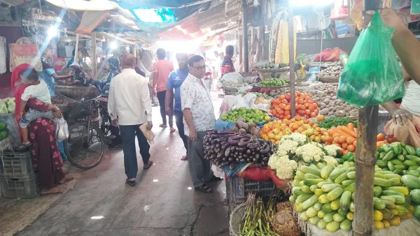 চাঁপাইনবাবগঞ্জে সবজি ও মুরগির দাম চড়া