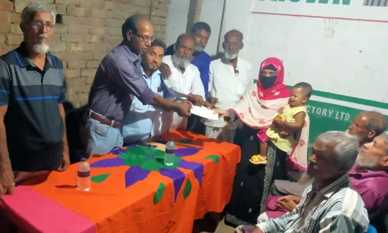 চাঁপাইনবাবগঞ্জে নিহত নির্মাণ শ্রমিকের পরিবারকে ২৫ হাজার টাকা অনুদান প্রদান