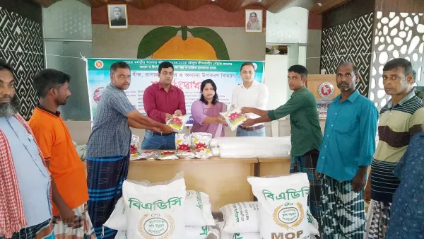 চাঁপাইনবাবগঞ্জ সদর উপজেলায় পেঁয়াজ চাষের উপকরণ ও টাকা পেলেন ৩২৫ কৃষক