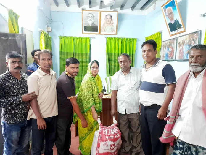২৫ মন্দিরে ২৫ মণ চাল দিলেন জেসি এমপি