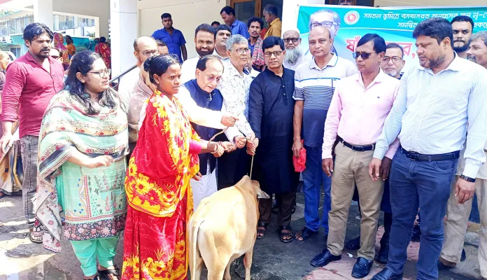 চাঁপাইনবাবগঞ্জে ক্ষুদ্র নৃগোষ্ঠীর ১৯ জন পেলেন বাছুর ২০০ জন হাঁস-মুরগি