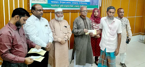 গোমস্তাপুরে ৭২ ক্ষতিগ্রস্ত পরিবার পেল ঢেউটিন ও অর্থ