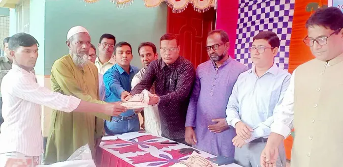 ভোলাহাটে প্রণোদনার সার ও বীজ বিতরণ