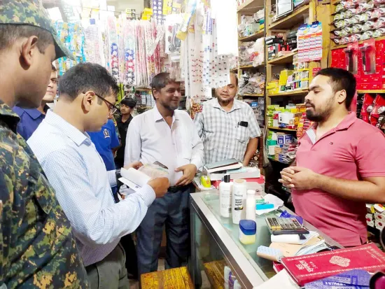 চাঁপাইনবাবগঞ্জ শহরে মোবাইল কোর্টের অভিযান জরিমানা আদায়