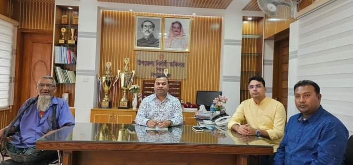 ভ্যান হারিয়ে দিশেহারা দুই পা হারানো ভিক্ষুক জেন্টুর পাশে ইউএনও