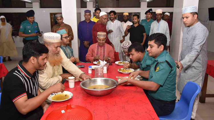ডিএমপি কমিশনারের এক ব্যতিক্রমী দৃষ্টান্ত