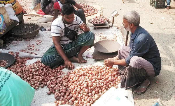 আলু পেঁয়াজের দাম নিম্নমুখী : সবজিতে ফেরেনি স্বস্তি