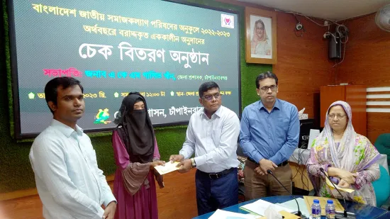 চাঁপাইনবাবগঞ্জে ৬৫ জনের মধ্যে সমাজকল্যাণ পরিষদের চেক বিতরণ