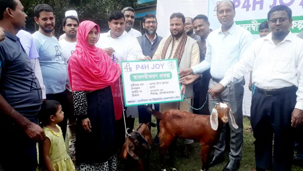 শিবগঞ্জে গরু-ছাগল সেলাইমেশিন ও ভ্যানগাড়ি বিতরণ