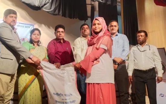 চাঁপাইনবাবগঞ্জে এনসিসি ব্যাংকের কৃষি উপকরণ বিতরণ