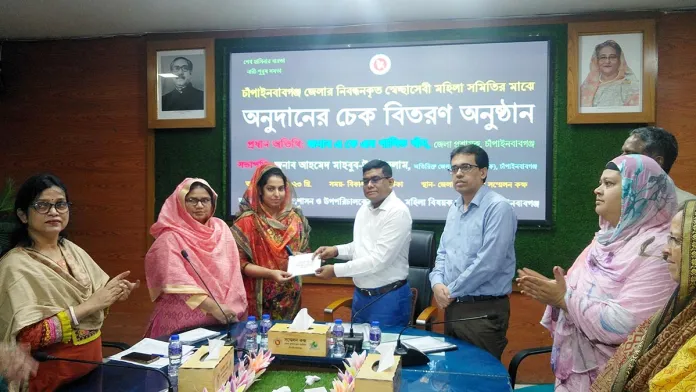 চাঁপাইনবাবগঞ্জের ৮১টি নিবন্ধিত মহিলা সমিতির মধ্যে অনুদানের চেক বিতরণ