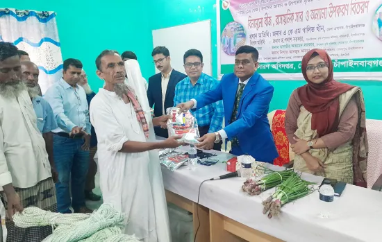 গোমস্তাপুরে প্রণোদনার পেঁয়াজ বীজ ও উপকরণ পাচ্ছেন ৪০০ কৃষক