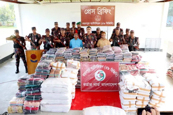 সোনামসজিদ স্থলবন্দর : অবৈধভাবে নিয়ে আসা বিপুল পরিমাণ কাপড় আটক