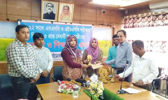 নাচোলে সিসিডিবির উদ্যোগে শিক্ষাবৃত্তি ও সম্মাননা প্রদান