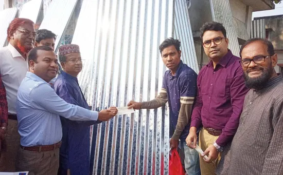 শিবগঞ্জে ঢেউটিন ও চেক পেল অসহায় ১০০ পরিবার