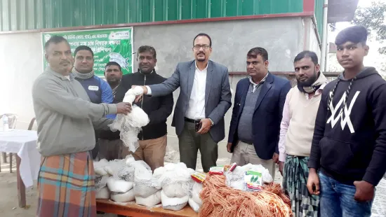 গোবরাতলায় মাছ চাষ প্রশিক্ষণ ও উপকরণ বিতরণ প্রয়াসের