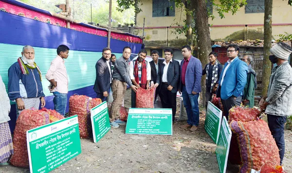 পেঁয়াজ বীজ উৎপাদন প্রদর্শনীর উপকরণ বিতরণ প্রয়াসের