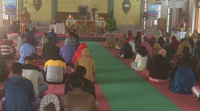 গির্জায় গির্জায় প্রার্থনার মধ্য দিয়ে খ্রিষ্ট ধর্মাবলম্বীদের প্রধান ধর্মীয় উৎসব বড়দিনের আনুষ্ঠানিকতা শুরু
